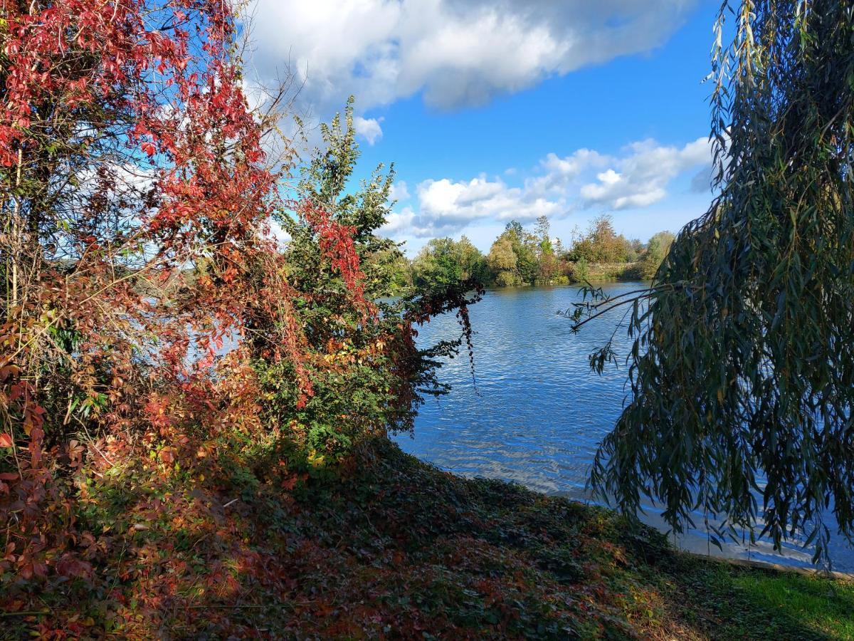 Les Seringats Poissy Esterno foto