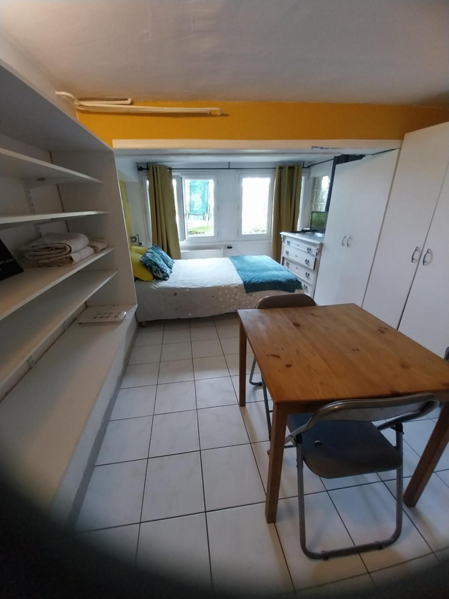 Les Seringats Poissy Esterno foto