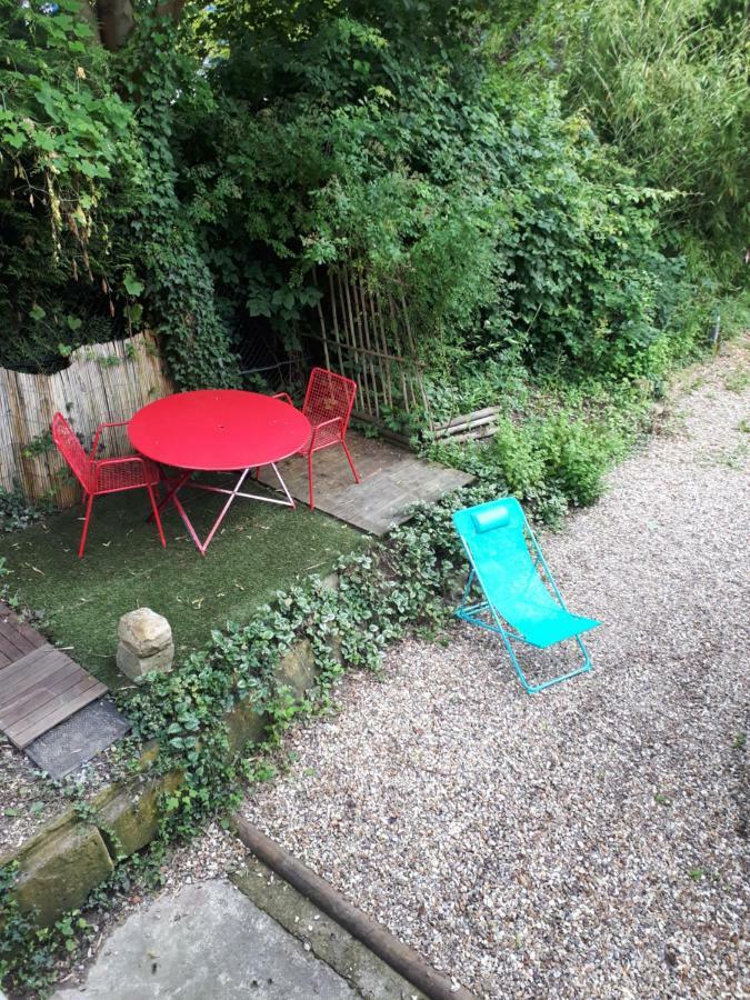 Les Seringats Poissy Esterno foto