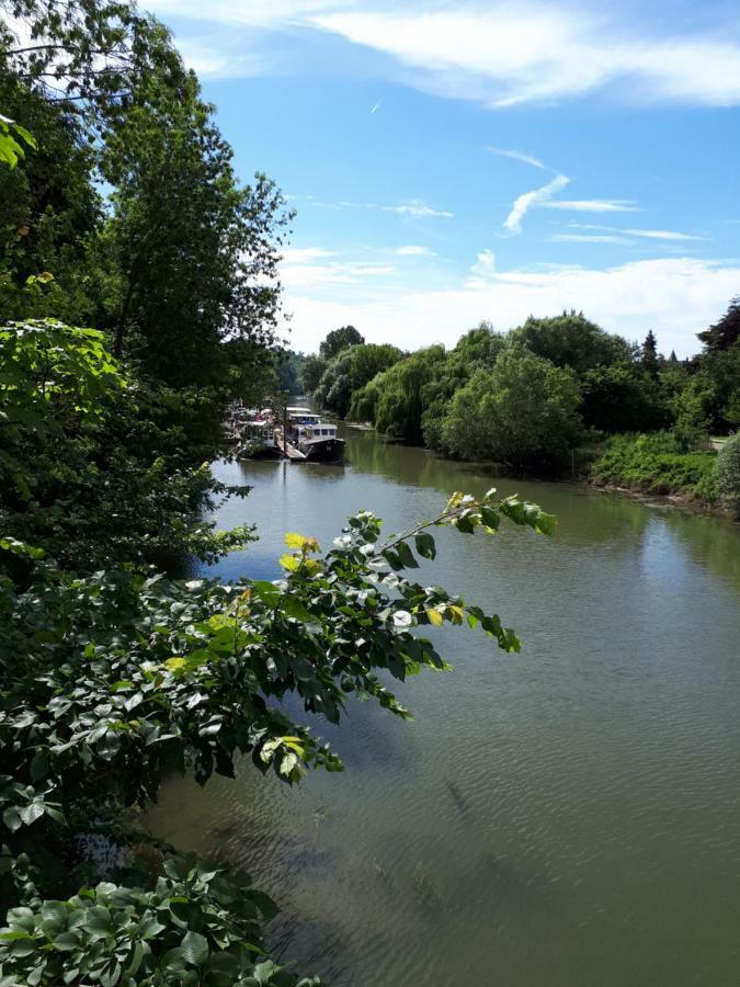 Les Seringats Poissy Esterno foto