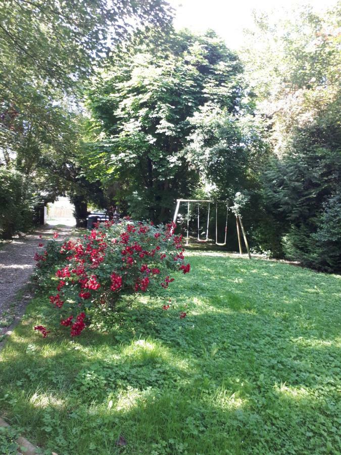 Les Seringats Poissy Esterno foto
